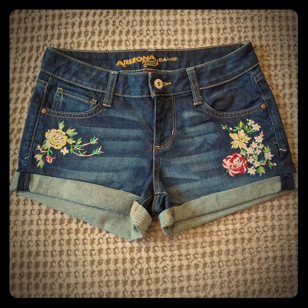 Arizona Jean Co. Cuff shorts w/embroidery stretchy